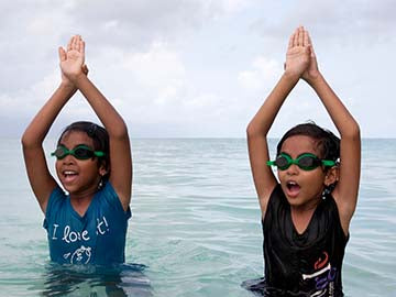 Sink or Swim: Learning the Crawl in the Maldives