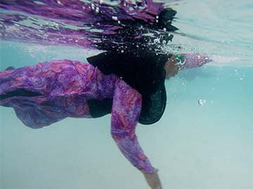 Sink or Swim: Learning the Crawl in the Maldives