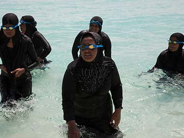 Sink or Swim: Learning the Crawl in the Maldives